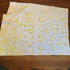 VTG 70's Springmade No Iron Marvelaire Yellow White Floral Pillowcases Pair Set